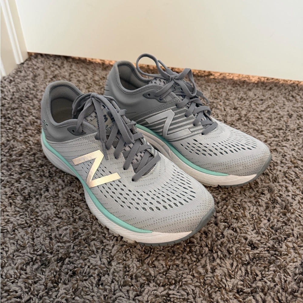 New Balance Women's 860 V.10 Gray and Mint Athletic Running Shoes